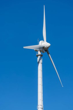 Mavi gökyüzüne karşı rüzgar türbini