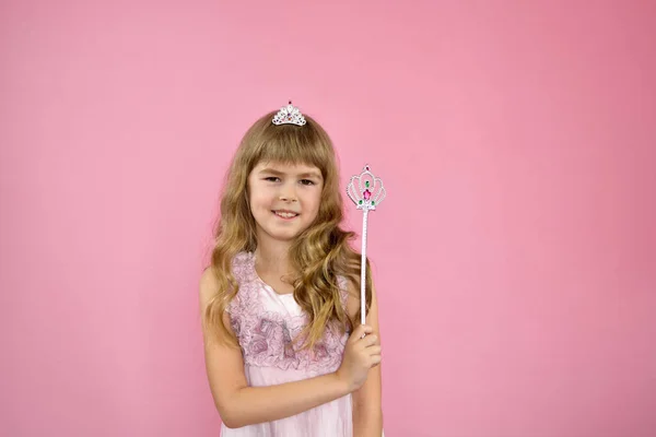 Menina alegremente posando em um fundo rosa. — Fotografia de Stock