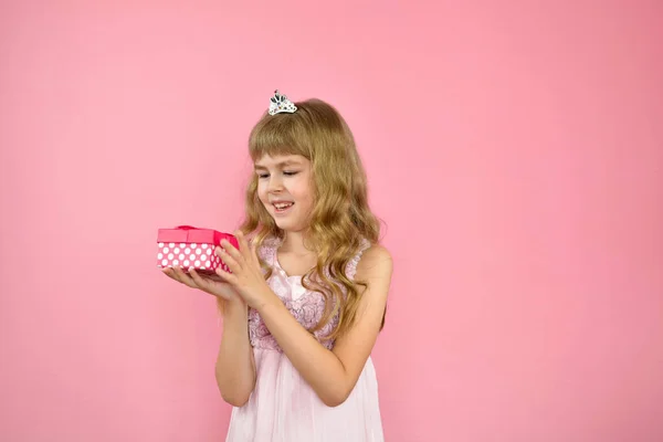 Menina alegremente posando em um fundo rosa. — Fotografia de Stock