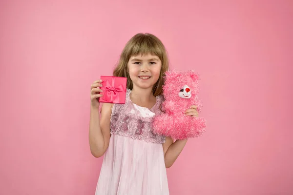 Дівчина весело позує на рожевому фоні . — стокове фото