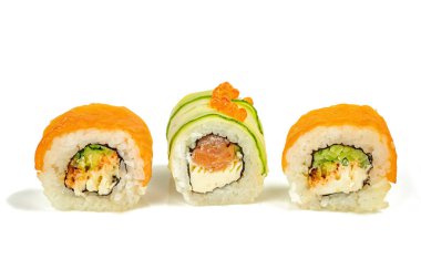 Lezzetli suşi izole üzerinde beyaz arka plan belirleme.