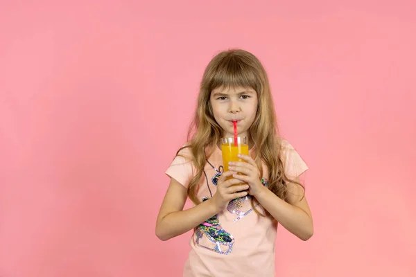 Menina Bebe Suco Laranja Fundo Rosa Menina Segurando Uma Laranja — Fotografia de Stock