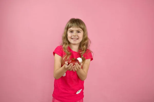 Uma Menina Fundo Rosa Segura Uma Maçã Suas Mãos Menina — Fotografia de Stock