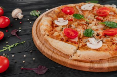 Mozzarella peynirli pizza, mantarlı, domatesli, otlu ve biberli.