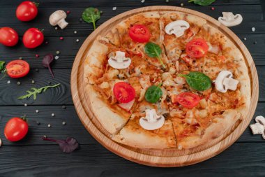 Mozzarella peynirli pizza, mantarlı, domatesli, otlu ve biberli.