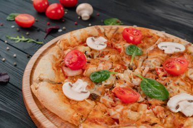 Mozzarella peynirli pizza, mantarlı, domatesli, otlu ve biberli.