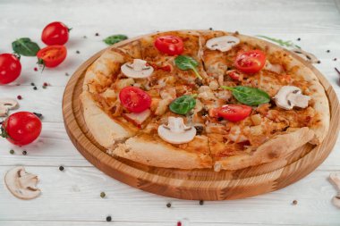 Mantarlı, domatesli, otlu ve biberli Mozzarella peynirli pizza..
