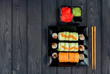 Metin için alanı olan siyah bir arkaplanda geleneksel suşi.