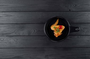 Mantarlı kızarmış patates ve baharatlı siyah arka planda domates. Sebzeli lezzetli patates ve siyah panoda kızarmış tavuk. Sebze ve patatesli kızarmış tavuk..