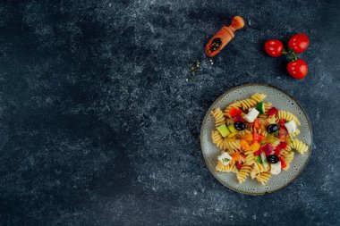 Sebzeli İtalyan makarnası ve koyu arkaplanda baharat..