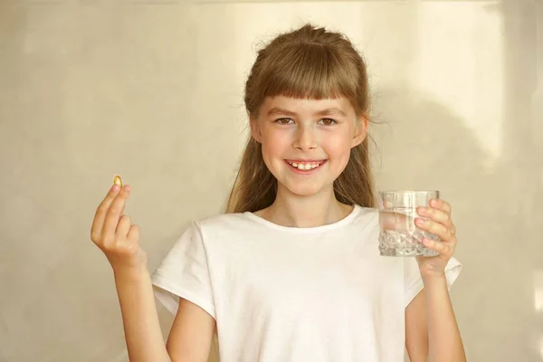 欧米茄3 油性鱼 小女孩吃鱼油 孩子服用欧米茄3 健康营养 维生素 鱼油胶囊 — 图库照片