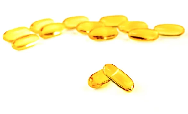 欧米茄3号油鱼 在胶囊里 白色背景 Omega3 健康食品 维生素D 鱼油胶囊 — 图库照片