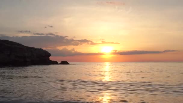 Schöner Sonnenuntergang Meer Der Nähe Der Felsen Schöne Aussicht Auf — Stockvideo