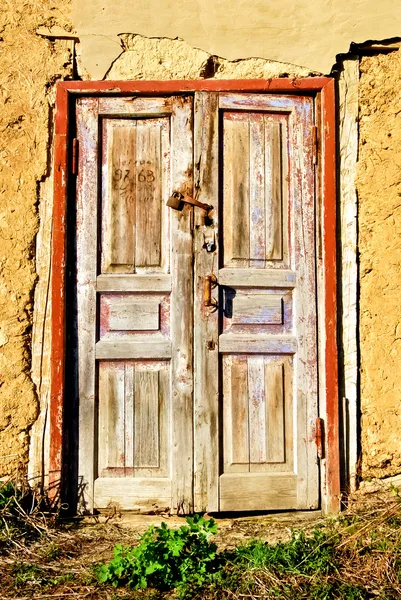 "Stare, drewniane drzwi na kłódkę" — Zdjęcie stockowe