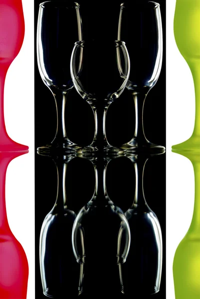 "Прозорі і червоно-зелені келихи для вина на чорно-білому тлі з відображенням " — стокове фото