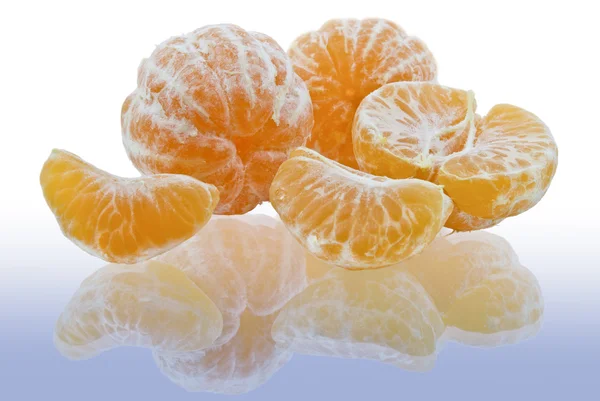 "As tangerinas com reflexão, isoladas sobre fundo branco azul ." — Fotografia de Stock