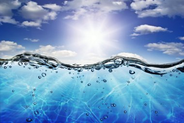 dalgalar, arka planı mavi gökyüzü güneşli su hattı
