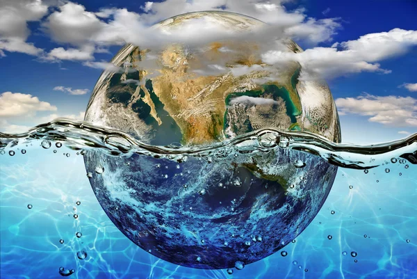 La Terra è immersa nell'acqua, tra le nuvole contro il cielo — Foto Stock