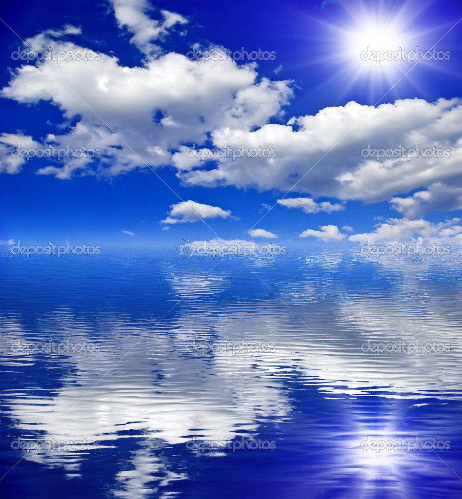 el sol, las nubes en el cielo azul se refleja en el agua — Foto de