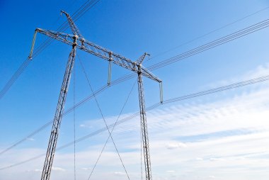 yüksek gerilim hattı mavi gökyüzü arka plan üzerine