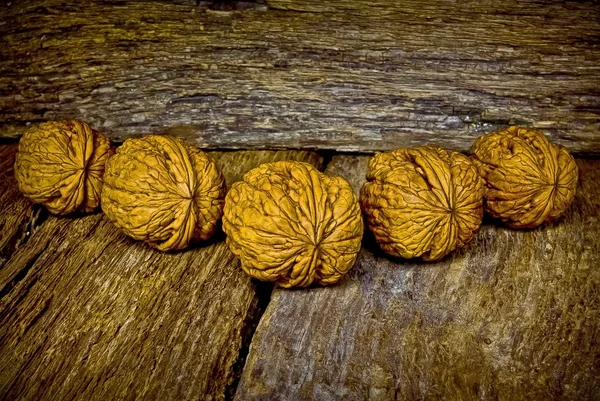 Nueces en el fondo de madera — Foto de Stock