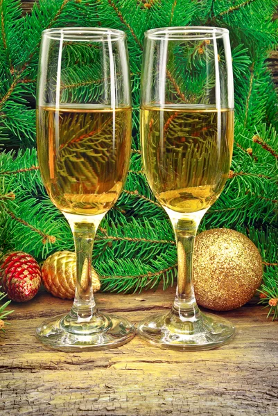 ワイングラス、新年の木の近くのクリスマスのおもちゃ — ストック写真