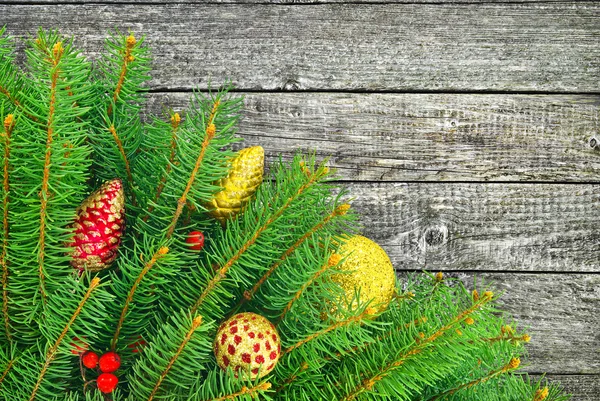 Árbol de Navidad con juguetes de Año Nuevo en textura de madera —  Fotos de Stock