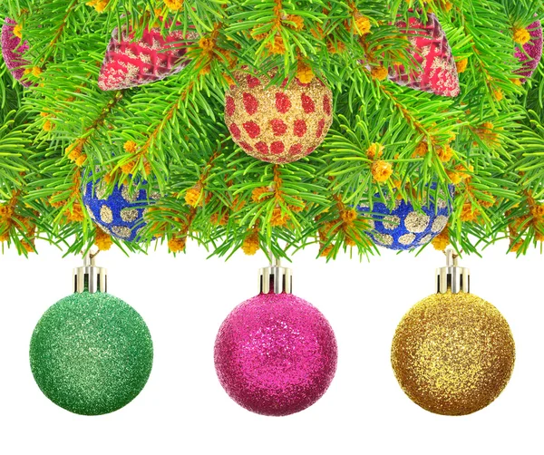 Neujahr, Weihnachtsbaum mit Spielzeug auf weißem Hintergrund — Stockfoto