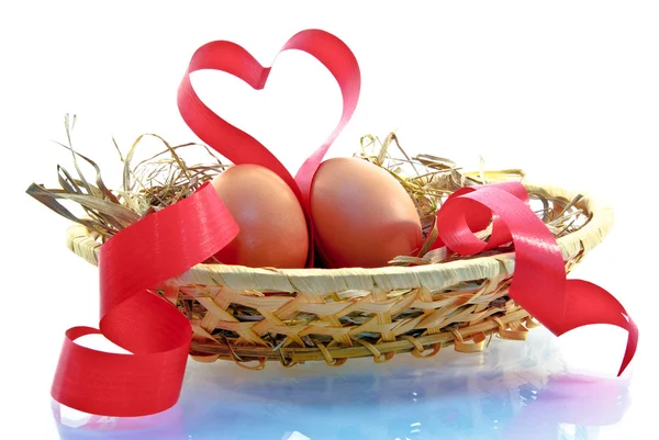 Huevos de Pascua, corazón, el amor está en la canasta de aislado sobre un fondo blanco —  Fotos de Stock