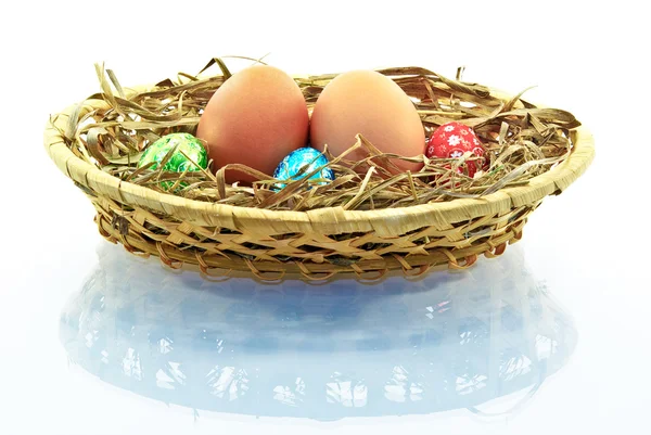 Huevos, cesta aislada sobre fondo blanco —  Fotos de Stock