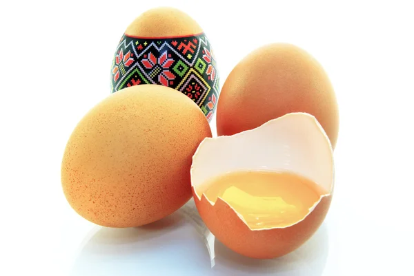 Velikonoční vejce, shell vejce, vejce, vaječný žloutek, izolovaných na bílém pozadí. — Stock fotografie