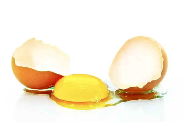 The shell of an egg,the egg,egg yolk,isolated on white backgroun — Stock Photo, Image