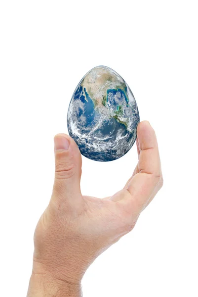 Mano humana sosteniendo huevo en forma de planeta tierra —  Fotos de Stock