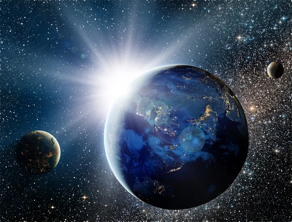 Sonnenaufgang über dem Planeten und Satelliten im All — Stockfoto