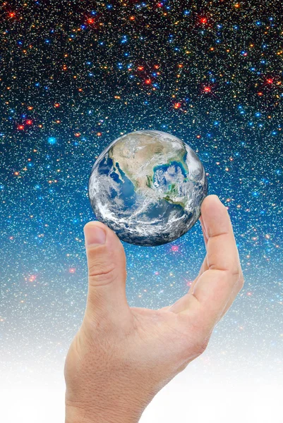 Χέρι που κρατά το πλανήτη Γη στο διάστημα — Φωτογραφία Αρχείου