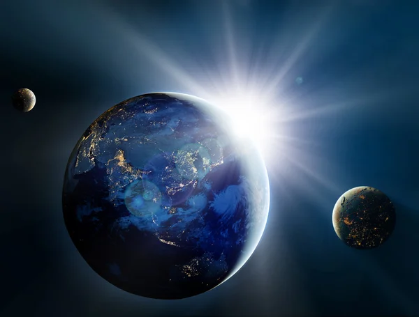 Východ slunce nad planetou a satelity ve vesmíru — Stock fotografie