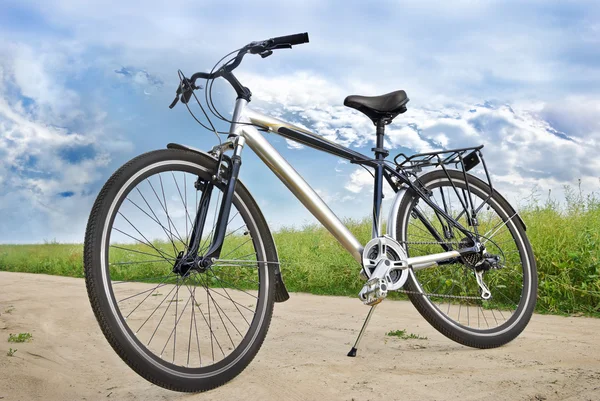 Bicicleta deportiva en el campo en un camino de tierra — Foto de Stock