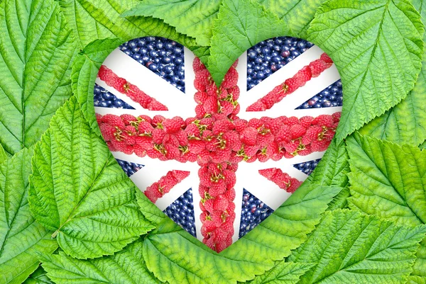 El Union Jack en forma de corazón sobre el fondo de las hojas — Foto de Stock