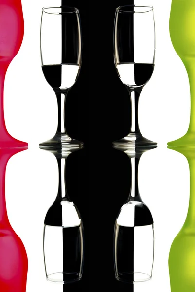 Χρωματιστά ποτήρια κρασιού που απομονώνονται σε μαύρο και άσπρο φόντο — Φωτογραφία Αρχείου
