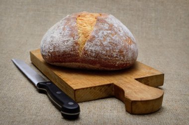 Kesme tahtasındaki taze ekmek. Fırın ürünleri kapanıyor.