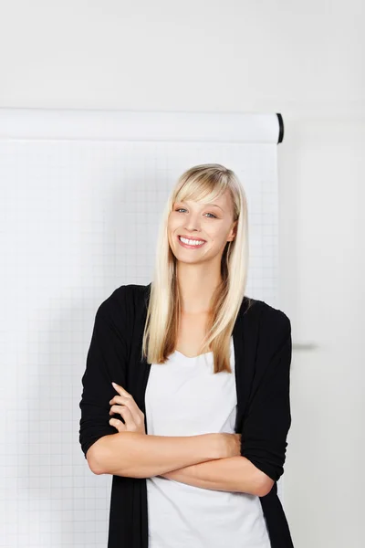 Lachende blonde zakenvrouw met gevouwen armen — Stockfoto