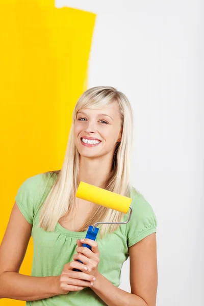 Mujer pintura pared amarillo — Foto de Stock