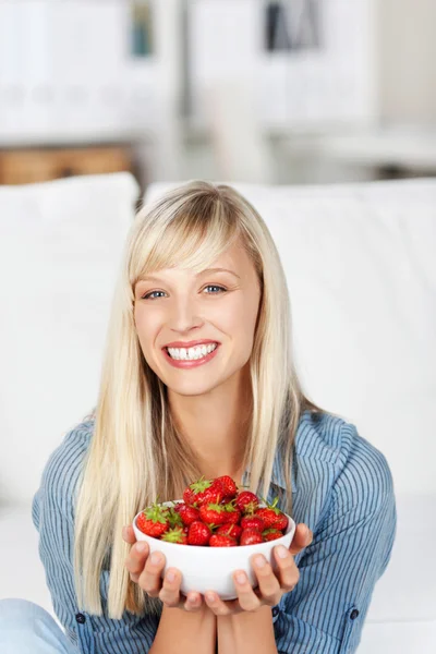 Усміхнена жінка з мискою полуниці — стокове фото