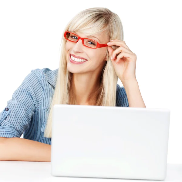 Vrouw met laptop dragen rode klassen — Stockfoto