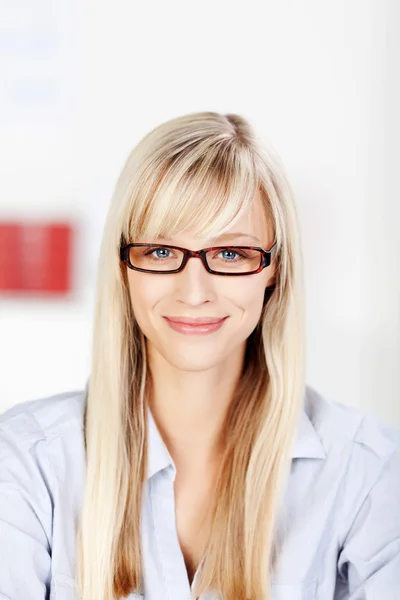 Femme avec lunettes — Photo