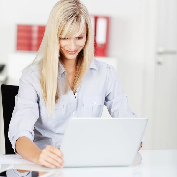 Jovem mulher moderna trabalhando em seu laptop — Fotografia de Stock