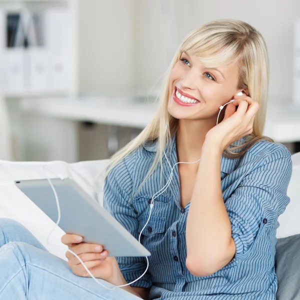 Mulher ouvindo música em seu tablet — Fotografia de Stock