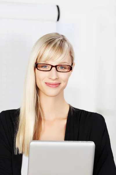 Secretaria rubia con gafas —  Fotos de Stock