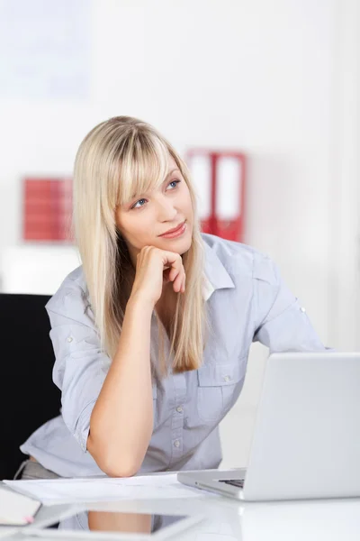 Vrouw die peinzend over haar bedrijfsstrategie — Stockfoto