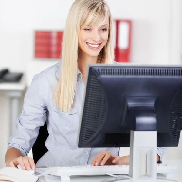 Mujer joven trabajando — Foto de Stock